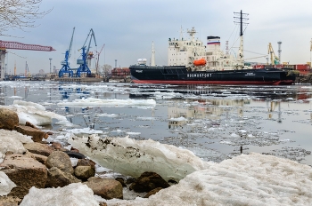 Время ледохода. / Морской порт Петербурга. Март 2016.