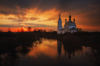 Весенний закат. Церковь Рождества Богородицы в Савинском / Савинское Ярославской области. Апрель 2023