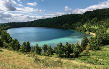 Оз.Круглое, оно же Келинголь. / Длина озера Круглое — 1 км, ширина — 400 м, глубина — 80 м.

Вода в озере чистая и прозрачная, согласно исследованиям все компоненты, содержащиеся в ней, не превышают предельно допустимой нормы. Водоем тектонического происхождения, поэтому местами, на самой большой глубине, вода приобретает темно-фиолетовый оттенок, что хорошо заметно с возвышенности, окружающей его со всех сторон. Донные отложения в озере считаются целебными, как и множество ключей, бьющих вблизи него.