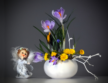Весна на столе / Натюрморт с первоцветами и ангелочком