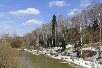 Весенние проталины / Снимок сделан с моста над таежной рекой