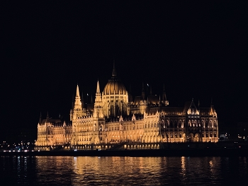 В темноте / Будапешт. Здание венгерского парламента.