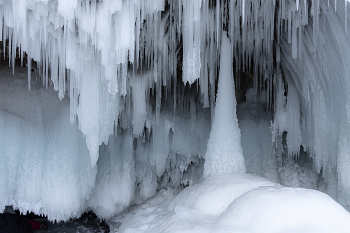 Ледовые сталактиты / Байкал. Одна из ледовых пещер на Ольхоне