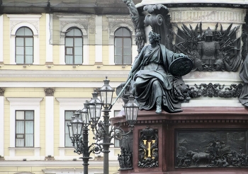 Сила / аллегорическая фигура на пьедестале памятника Николаю I