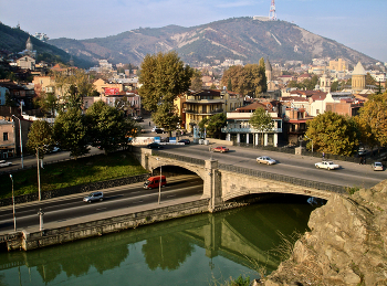Метехский мост / Тбилиси.

 «Храни свои святыни, Сакартвело,
и этот мост, и эти берега...»
https://www.plavmost.org/?p=5285