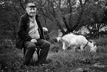 Неразлучные / Дедушка Сергей и его Белочка
Из фотопроекта "Односельчане"