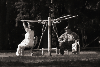 Может не надо? / Люди в парке.