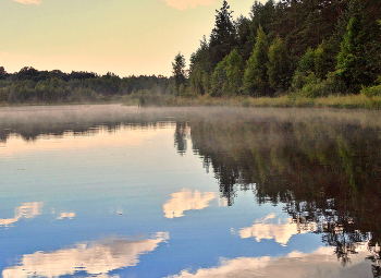 Вечером туман появился над озером / Вечером туман появился над озером