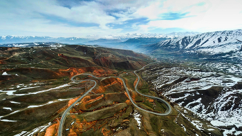 Чыйырчик / Перевал Памирского тракта на высоте 2389 метров, в 40 км южнее города Ош. Впереди Алайский хребет.