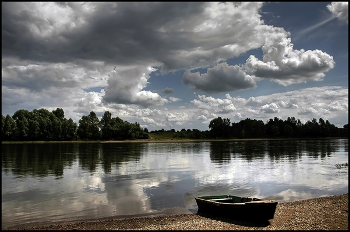 Река Уфимка / Облака лодка