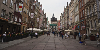 Длинная улица (Ulica Długa) в Гданьске / Длинная улица (Ulica Długa) и Золотые ворота ( Zlota Brama ), через которые польские короли въезжали в город во время официальных визитов.