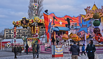 Танцевальный аттракцион «Веселуха» / Венский парк развлечений Пратер. 
Между прочим, в этом старейшем в Европе и знаменитом парке находится более 250 всевозможных аттракционов (Wurstelprater); даже просто обойти их все — одного дня мало.