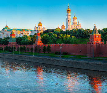 Июньский рассвет / Московский Кремль. Собор святого Архистратига Михаила и Собор Благовещения Пресвятой Богородицы.
Из старого архива.