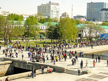 Екатеринбург. 09.05.2023. 14:00 / Весь центр перекрыли для автотранспорта. Как всегда было много народа. Не было ряженных, не было лозунгов и транспарантов, что порадовало. Военную атрибутику почти никто не покупал, но предложений было много. Было обещано много концертных программ, но мне это было не интересно, хотелось просто фотографировать.