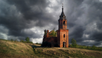 Весна в Тоузаково / Полуразрушенная Троицкая церковь в урочище Тоузаково.