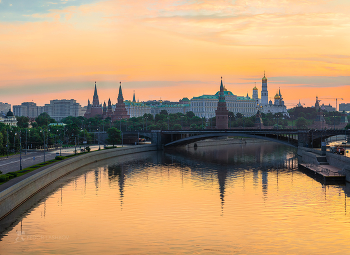 Золотая река Москва / Июньский рассвет с видом на Московский Кремль.
Из старого архива.