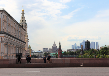 Эклектика города / Вид на Москву с Большого Москворецкого моста