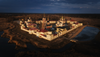 Варницкий монастырь в закатном золоте ч2. / Подъехав к монастырю, нам нарисовалась довольно унылая картина. Было пасмурно, тучи заволокли всё небо, не давая солнцу пробиться. Только на западе между тучами был просвет, оставляя надежду, что имеенно туда и опустится солнце на закате. Что и произошло через пол-часа. Солнце опустилось именно туда