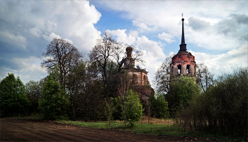 Алферьево / Полуразрушенная Екатерининская церковь в урочище Алферьево. Весна.