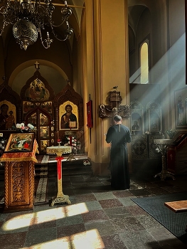 Наедине / Забежала в православную церковь в Вильнюсе … странное дело , служба на литовском и на ….. украинском , хотя в этом городе 70% русскоговорящие …