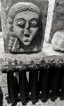 Девушка, греющаяся у батареи... / ***