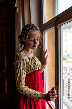 У окна / модель Ангелина Табакова
причёска Марина Быстрова
локация «Заречный квартал»
платье от Марианны Браславской
