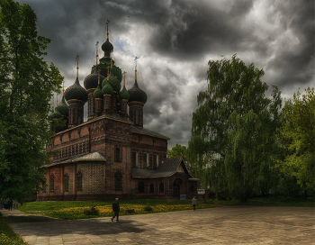 Древность / Церковь Иоанна Предтечи в Ярославле. Строительство завершено в 1687 году, потом ещё несколько лет расписывали художники. Изображение помещено на 1000 рублёвой купюре, выпущенной в 2001 году.