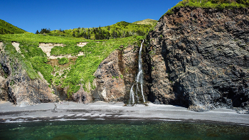 Водопад / Сахалин. Безымянный водопад на западном берегу Тонино-Анивского полуострова