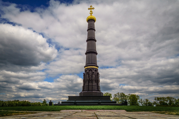 Памятник-колонна Дмитрию Донскому / Памятник-колонна Дмитрию Донскому – главный символ Куликовской битвы и визитная карточка музея-заповедника. Золотую главку обелиска можно увидеть за несколько километров от мемориала. Обелиск в честь победы русского войска над Ордой был открыт в 1850 году. Авторы памятника - архитектор Александр Павлович Брюллов и инженер А.А. Фуллон. Его высота составляет 28 метров. Каждая деталь памятника неслучайна и символизирует победу.