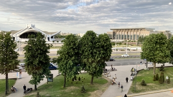 Мирный Минск / Вид на Дворец Независимости и БелЭкспо. Май 2023.