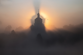 Видение / тень от храма на тумане
