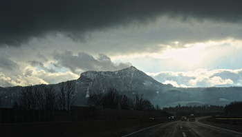 Вид на Австрийские Альпы – хмурым зимним днём / Вид на Австрийские Альпы из окна авто по дороге между Веной и Зальцбургом.


https://photocentra.ru/work/1027577