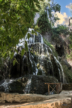Водяной колокол / Водопад речушки Пьедра («Каменная») в лесу , сохранившим девственную природу, туристического комплекса Каменного Монастыря (Monasterio de Piedra, Нуэвалос (Nuévalos), Сарагоса).