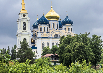 Под сенью храма. / Болхов.