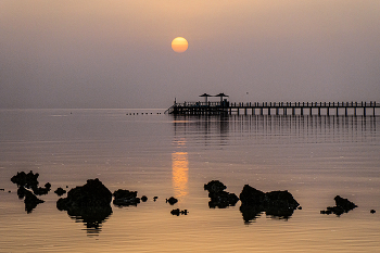 Новый восход над над Красным морем в Макади бей. / Египет.