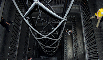 притяжение глубины / винтовая лестница на башню на Староместской пл.Прага 2012г.