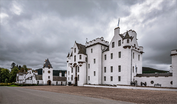 Здесь бывали короли / Замок Блэр. Этот частный замок в горной Шотландии существует с XIII века. В разные времена здесь подолгу задерживались Мария Стюарт и королева Виктория. Последняя своим указом разрешила владельцам замка герцогам Атоллам иметь свою армию.