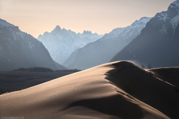 &quot;Кодар&quot; / Вершины гор Кодарского Хребта на фоне песчаных дюн