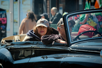 Проезжая по параду / Парад в честь дня Св. Патрика в Бруклине