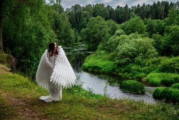 Комёла и ангел / модель Ангелина Табакова
платье и крылья предоставлены студией «Каталея»