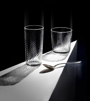 2 стакана / стаканы ложка натюрморт