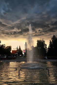 Гомельский фонтан (перед дождем) / фонтан, облака