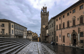 В городе дождь...) / Ареццо - один из древнейших городов Тосканы.