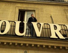 ...ouvrir... / ouvrir (фр.) - выходить (об окне, двери); служить выходом...
В данном случае нарочитая выкадровка надписи. В оригинале Otel de Louvre