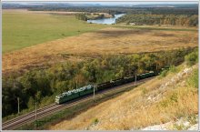 Дивногорские пейзажи / Электровоз ведет грузовой поезд, вдали несет свои воды река Дон... Дивногорье