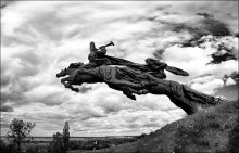&quot;кони&quot; / бронзовые всадники- памятник красным кавалеристам, над дорогой к Олесскому замку. Местные жители называют его &quot;кони&quot;
Сумашедше динамичный монумент.