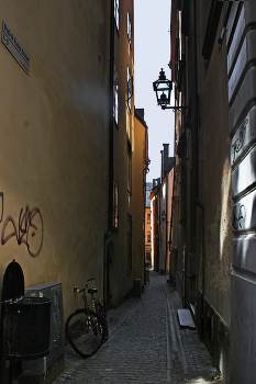 Улочки Стокгольма... / Многие улицы в тени...