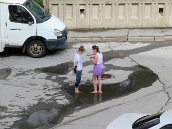 А просто летний дождь прошёл / нормальный летний дождь.