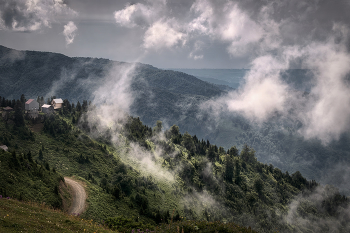 Clouds Are Climbing Up / Рваные облака наступали на горы