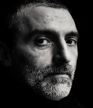 "Все время думаю: какой у жизни вкус ..." / "Все время думаю: какой у жизни вкус,
 Быть может сахара, а может быть банана?
 Я пробовал по жизни кровь и мусс,
 Холодный пот и воду из-под крана!
 Я пробовал соленую слезу,
 Вино, коньяк и всякую стряпнину,
 Дождинки даже пробовал в грозу,
 Росинки, снег, клубнику и малину!
 Волну морскую, горький шоколад,
 Все вкусы я процеживал сквозь зубы,
 Вкус жизни, это правду говорят,
 Когда в любви, тебя целуют в губы ..."